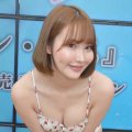 百田ゆり「コートを着て、中にはセクシーな白いY字の変形水着を着ているんです」